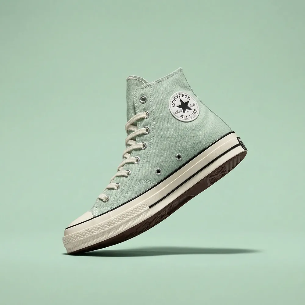 Photoshoot IA sneaker sur fond pastel